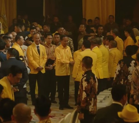 FOTO: Gaya Jokowi Berkemeja Kuning Saat Hadiri Penutupan Munas Golkar, Kedatangannya Disambut Antusias