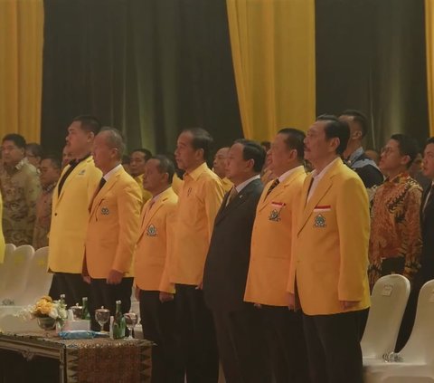 FOTO: Gaya Jokowi Berkemeja Kuning Saat Hadiri Penutupan Munas Golkar, Kedatangannya Disambut Antusias