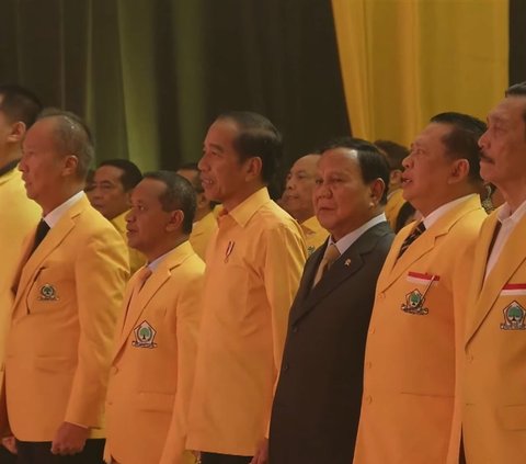 FOTO: Gaya Jokowi Berkemeja Kuning Saat Hadiri Penutupan Munas Golkar, Kedatangannya Disambut Antusias