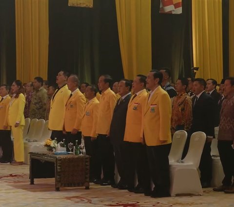 FOTO: Gaya Jokowi Berkemeja Kuning Saat Hadiri Penutupan Munas Golkar, Kedatangannya Disambut Antusias