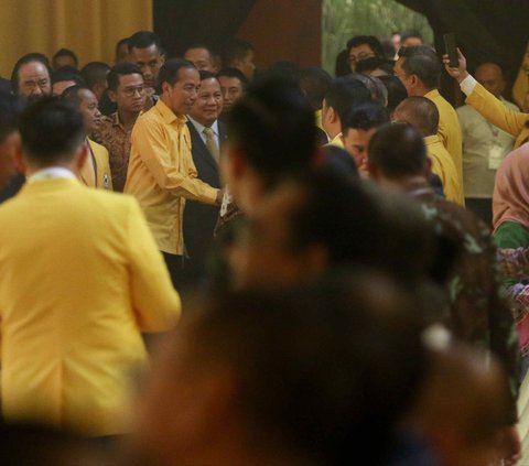 Presiden Joko Widodo atau Jokowi menghadiri acara penutupan Musyawarah Nasional (Munas) XI Partai Golkar di JCC Senayan, Jakarta, Rabu (21/8/2024). Dalam pidatonya, Jokowi menyinggung pohon beringin yang merupakan lambang Partai Golkar. Menurutnya, jika melihat pohon beringin, bawaannya adem dan sejuk. Foto: Liputan6.com/Herman Zakharia