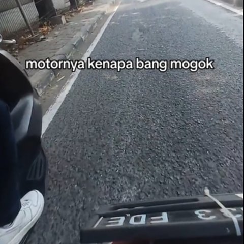 Bantu Pengendara Motor yang Kehabisan Bensin, Aksi Ojol Ini Tuai Pujian