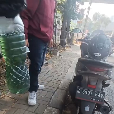 Bantu Pengendara Motor yang Kehabisan Bensin, Aksi Ojol Ini Tuai Pujian