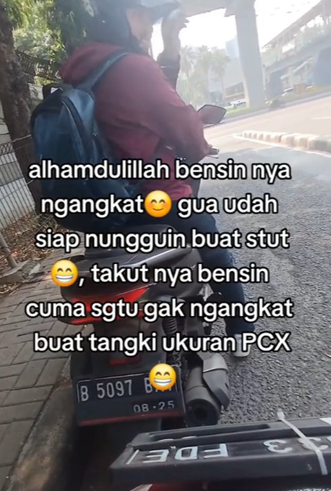 Bantu Pengendara Motor yang Kehabisan Bensin, Aksi Ojol Ini Tuai Pujian