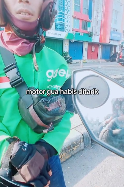 Bantu Pengendara Motor yang Kehabisan Bensin, Aksi Ojol Ini Tuai Pujian