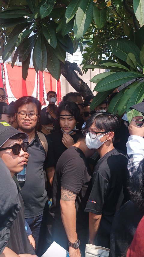 FOTO: Bintang Emon dan Para Komika Gabung Barisan Pendemo, Kompak Baju Hitam