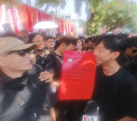 Sejumlah kelompok masyarakat berunjuk rasa di depan Gedung DPR/MPR RI, Jakarta, Kamis (22/8). Aksi ini digelar sehari setelah Badan Legislasi (Baleg) DPR RI, menggelar rapat panitia kerja terkait Revisi UU Pilkada, pada Rabu (21/8).<br>