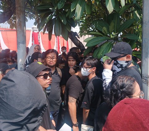 FOTO: Bintang Emon dan Para Komika Gabung Barisan Pendemo, Kompak Baju Hitam