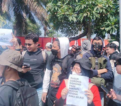 FOTO: Bintang Emon dan Para Komika Gabung Barisan Pendemo, Kompak Baju Hitam