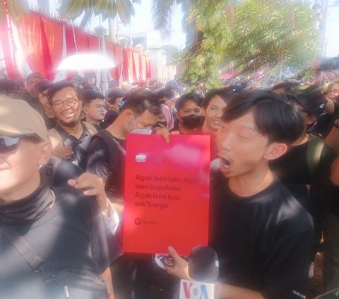 FOTO: Bintang Emon dan Para Komika Gabung Barisan Pendemo, Kompak Baju Hitam