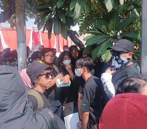 FOTO: Bintang Emon dan Para Komika Gabung Barisan Pendemo, Kompak Baju Hitam