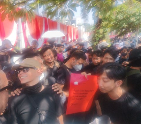 FOTO: Bintang Emon dan Para Komika Gabung Barisan Pendemo, Kompak Baju Hitam