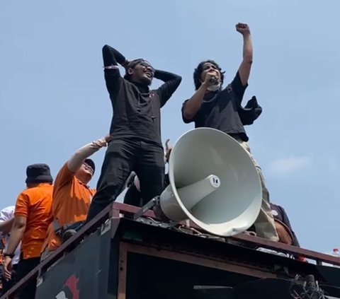 Sejumlah komika atau seniman stand up comedy turut serta dalam aksi unjuk rasa menolak Revisi UU Pilkada di depan Gedung DPR, Senayan, Jakarta, pada (22/8/2024). Berdasarkan pantauan di lokasi, satu per satu komika terlihat berorasi di atas mobil komando untuk meluapkan emosinya. Foto: Merdeka.com/Haliza Sativa