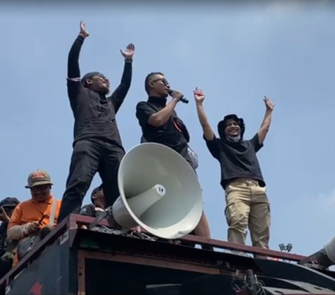 FOTO: Aksi dan Luapan Emosi Bintang Emon hingga Mamat Alkatiri di Atas Mobil Komando, Serukan ‘Mereka Takut Kita Bersatu’