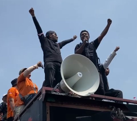 FOTO: Aksi dan Luapan Emosi Bintang Emon hingga Mamat Alkatiri di Atas Mobil Komando, Serukan ‘Mereka Takut Kita Bersatu’