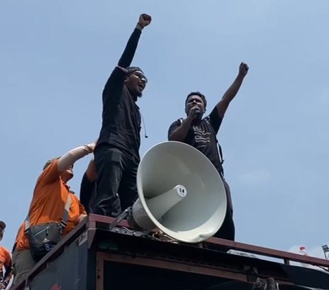 FOTO: Aksi dan Luapan Emosi Bintang Emon hingga Mamat Alkatiri di Atas Mobil Komando, Serukan ‘Mereka Takut Kita Bersatu’