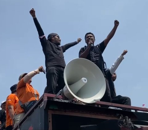 FOTO: Aksi dan Luapan Emosi Bintang Emon hingga Mamat Alkatiri di Atas Mobil Komando, Serukan ‘Mereka Takut Kita Bersatu’