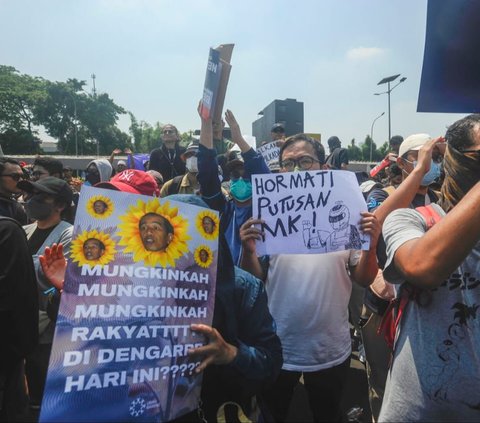 FOTO: Kepung Gedung DPR, Pendemo Bawa Poster Gambar Jokowi Hingga Singgung Oligarki