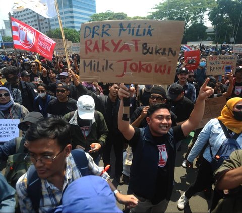 FOTO: Kepung Gedung DPR, Pendemo Bawa Poster Gambar Jokowi Hingga Singgung Oligarki