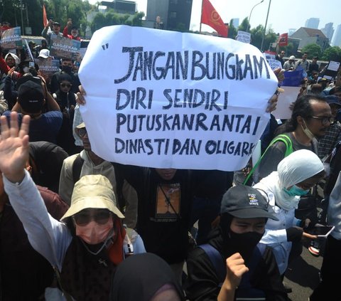 FOTO: Kepung Gedung DPR, Pendemo Bawa Poster Gambar Jokowi Hingga Singgung Oligarki