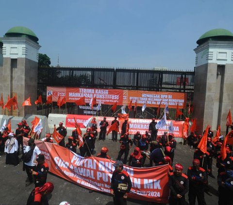 FOTO: Kepung Gedung DPR, Pendemo Bawa Poster Gambar Jokowi Hingga Singgung Oligarki