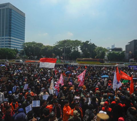 FOTO: Kepung Gedung DPR, Pendemo Bawa Poster Gambar Jokowi Hingga Singgung Oligarki