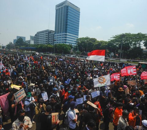 FOTO: Kepung Gedung DPR, Pendemo Bawa Poster Gambar Jokowi Hingga Singgung Oligarki