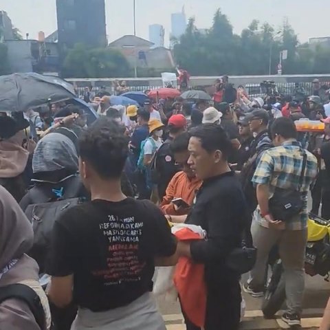 Viral Pedagang Asongan Bagikan Dagangannya secara Gratis untuk Peserta Aksi, Tuai Pujian