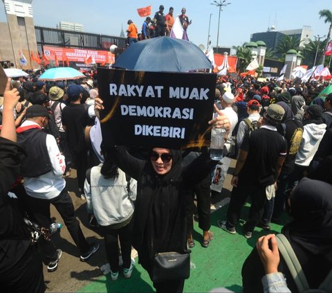 FOTO: Kepung Gedung DPR, Pendemo Bawa Poster Gambar Jokowi Hingga Singgung Oligarki