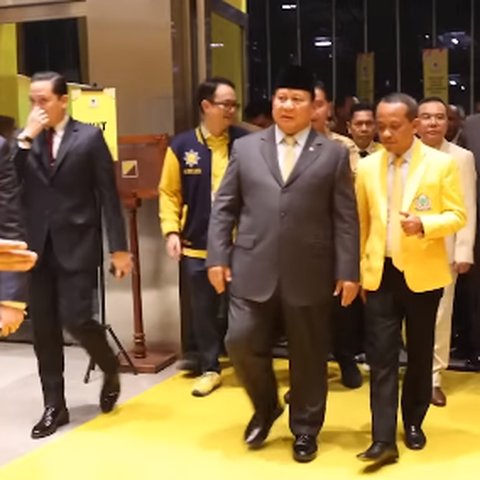 Senda Gurau Jokowi Berkemeja Kuning Dikagetkan Prabowo di Munas Golkar: Lho, Nguber Ya?