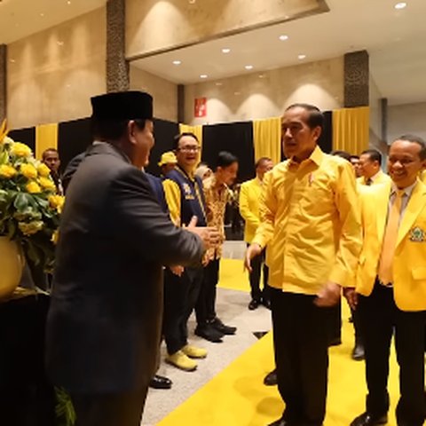 Senda Gurau Jokowi Berkemeja Kuning Dikagetkan Prabowo di Munas Golkar: Lho, Nguber Ya?