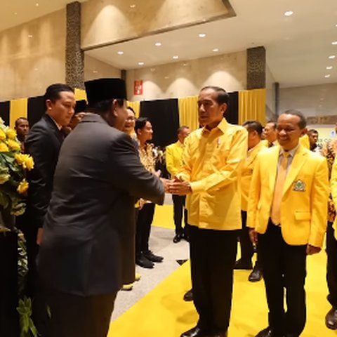 Senda Gurau Jokowi Berkemeja Kuning Dikagetkan Prabowo di Munas Golkar: Lho, Nguber Ya?