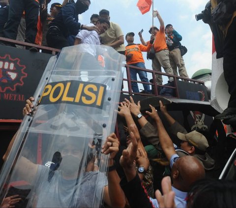 Wakil Ketua Komisi III DPR RI dari Fraksi Partai Gerindra, Habiburokhman menemui massa pendemo selama aksi unjuk rasa menentang pengesahan revisi UU Pilkada di depan Gedung DPR/MPR, Jakarta, pada Kamis (22/8/2024). Berdasarkan pantauan, Habiburokhman naik ke atas mobil komando dengan pengawalan ketat aparat kepolisian. Foto: Merdeka.com/Arie Basuki