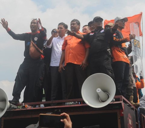 FOTO: Detik-Detik Anggota DPR Habiburokhman Dilempar Botol Pendemo Tolak Revisi UU Pilkada