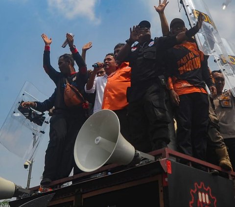 FOTO: Detik-Detik Anggota DPR Habiburokhman Dilempar Botol Pendemo Tolak Revisi UU Pilkada