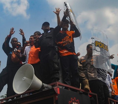 FOTO: Detik-Detik Anggota DPR Habiburokhman Dilempar Botol Pendemo Tolak Revisi UU Pilkada