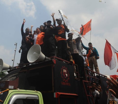 FOTO: Detik-Detik Anggota DPR Habiburokhman Dilempar Botol Pendemo Tolak Revisi UU Pilkada