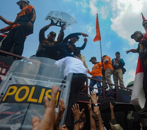 FOTO: Detik-Detik Anggota DPR Habiburokhman Dilempar Botol Pendemo Tolak Revisi UU Pilkada