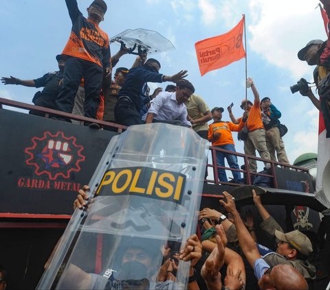 FOTO: Detik-Detik Anggota DPR Habiburokhman Dilempar Botol Pendemo Tolak Revisi UU Pilkada