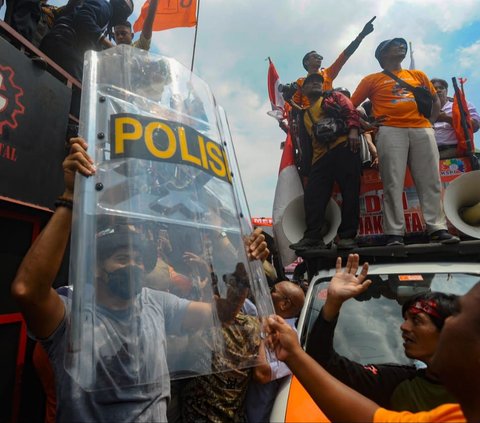 FOTO: Detik-Detik Anggota DPR Habiburokhman Dilempar Botol Pendemo Tolak Revisi UU Pilkada