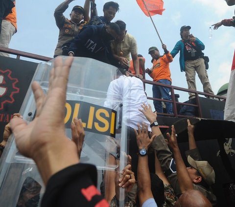 FOTO: Detik-Detik Anggota DPR Habiburokhman Dilempar Botol Pendemo Tolak Revisi UU Pilkada