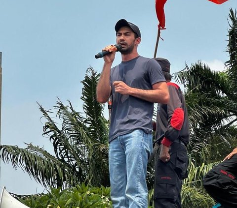 Aktor Reza Rahadian ikut turun ke jalan selama aksi unjuk rasa menolak pengesahan revisi UU Pilkada di Gedung DPR, Jakarta, Kamis (22/8/2024). Dalam video yang beredar di media sosial, Reza Rahadian bahkan turut berorasi di atas mobil komando. Foto: X/@tanyakanrl