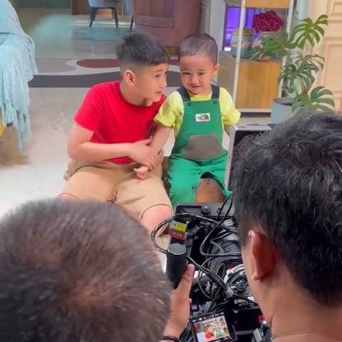 Momen Kocak Rafathar Bersama Sang Adik saat Syuting Iklan Bareng, Tingkah Rayyanza Bikin Tertawa