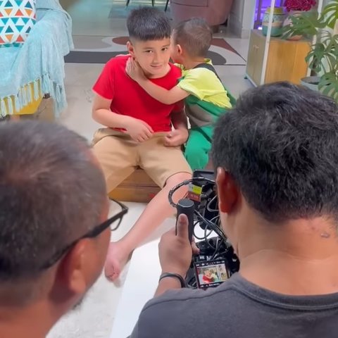 Momen Kocak Rafathar Bersama Sang Adik saat Syuting Iklan Bareng, Tingkah Rayyanza Bikin Tertawa