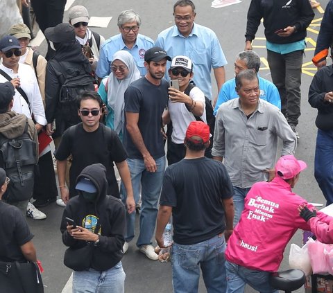 FOTO: Momen Reza Rahadian Turun ke Jalan Protes Revisi UU Pilkada, Orasi Keras 