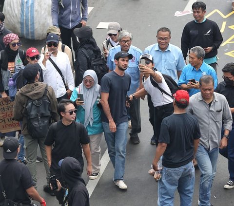 FOTO: Momen Reza Rahadian Turun ke Jalan Protes Revisi UU Pilkada, Orasi Keras 