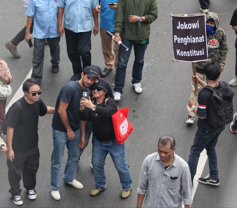 FOTO: Momen Reza Rahadian Turun ke Jalan Protes Revisi UU Pilkada, Orasi Keras 