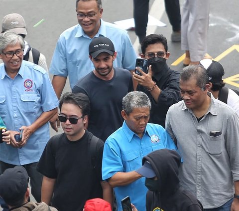 FOTO: Momen Reza Rahadian Turun ke Jalan Protes Revisi UU Pilkada, Orasi Keras 