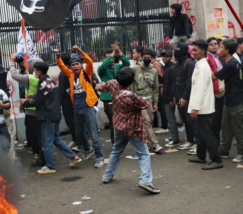 FOTO: Situasi Terbaru Gedung DPR Membara, Massa Pendemo Bakar Ban dan Rusak Pagar