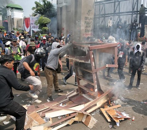 FOTO: Situasi Terbaru Gedung DPR Membara, Massa Pendemo Bakar Ban dan Rusak Pagar